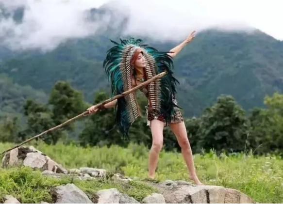 探索巴西热带雨林中的纯女性印第安部落：英